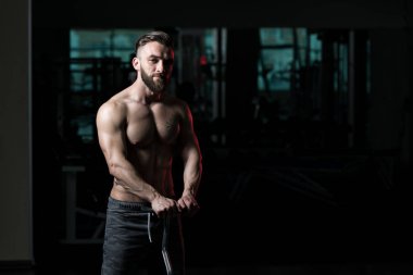 Yakışıklı Genç Adam Spor Salonunda Güçlü Duruyor ve Kaslarını Geriyor - Kas Atletik Vücut Geliştirici Spor Sonrası Spor Pozisyonu