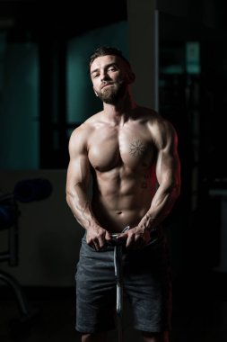 Yakışıklı Genç Adam Spor Salonunda Güçlü Duruyor ve Kaslarını Geriyor - Kas Atletik Vücut Geliştirici Spor Sonrası Spor Pozisyonu