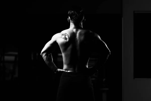 Hombre Joven Pie Fuerte Gimnasio Músculos Flexionantes Muscular Atlético Culturista —  Fotos de Stock