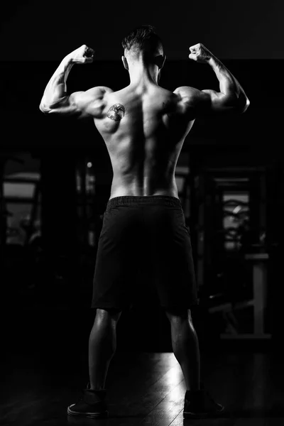 Hombre Joven Pie Fuerte Gimnasio Músculos Flexionantes Muscular Atlético Culturista —  Fotos de Stock