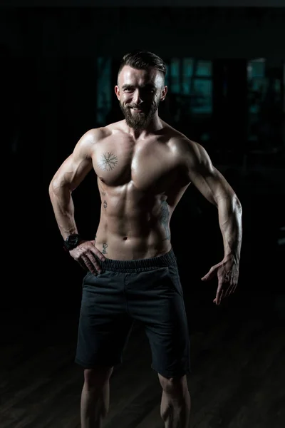 Retrato Jovem Fisicamente Apto Homem Mostrando Seu Corpo Bem Treinado — Fotografia de Stock