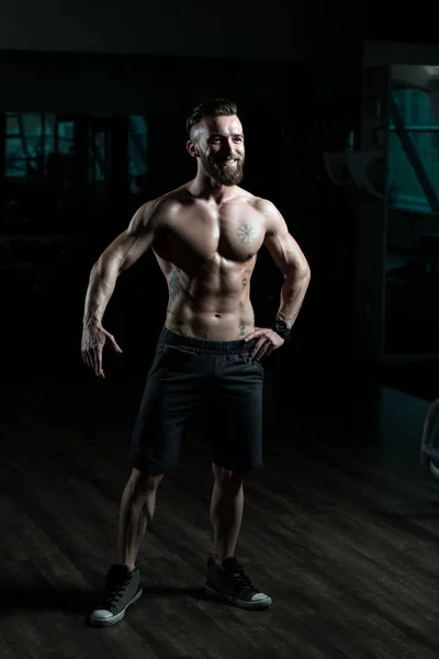 Jeune Homme Debout Fort Dans Gymnase Les Muscles Flexibles Musclé — Photo