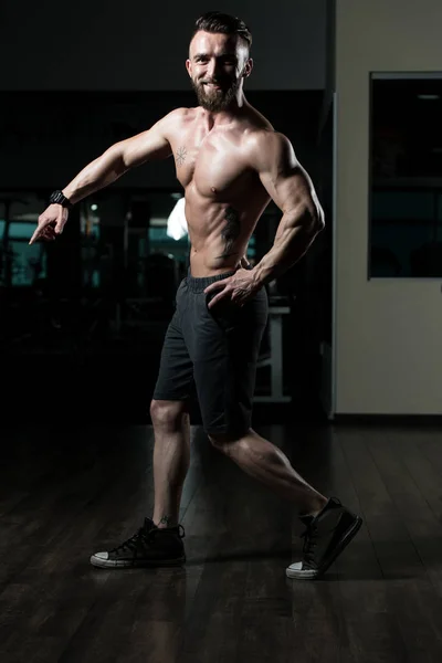 Young Man Standing Strong Gym Flexing Muscles Μυϊκός Αθλητικός Bodybuilder — Φωτογραφία Αρχείου