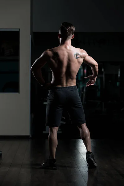 Stilig Ung Man Står Stark Gymmet Och Böjande Muskler Muskel — Stockfoto