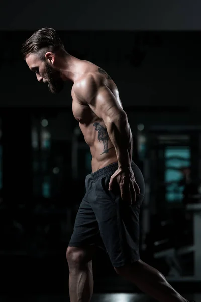 Stilig Ung Man Står Stark Gymmet Och Böjande Muskler Muskel — Stockfoto