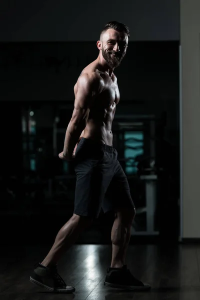 Retrato Joven Hombre Físicamente Forma Que Muestra Cuerpo Bien Entrenado — Foto de Stock