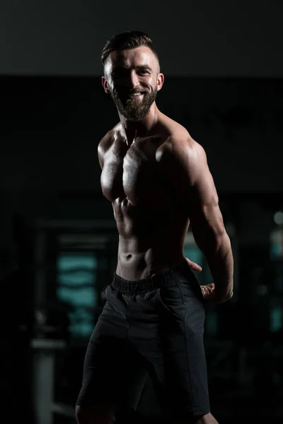 Przystojny Młody Człowiek Stojący Silny Siłowni Flexing Muscles Muscular Athletic — Zdjęcie stockowe