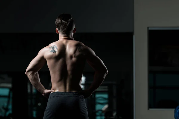 Hombre Joven Guapo Pie Fuerte Gimnasio Músculos Flexión Muscular Atlético —  Fotos de Stock