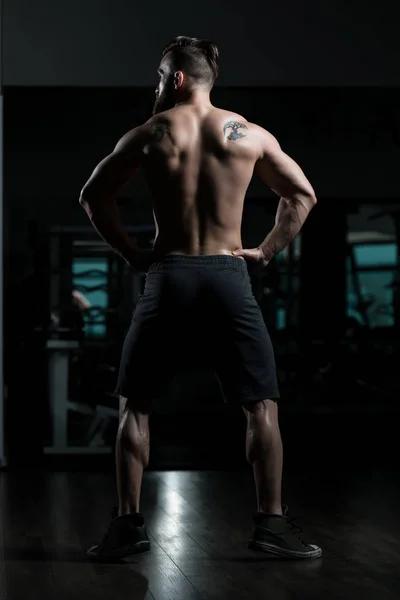 Young Man Standing Strong Gym Flexing Muscles Muskelatletisk Kroppsbyggare Fitness — Stockfoto