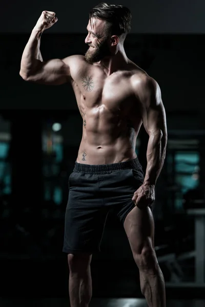 Красивый Молодой Человек Стоящий Крепко Тренажерном Зале Сгибая Мышцы Мышечный — стоковое фото