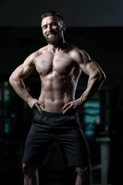 Porträtt Ung Fysisk Passform Man Visar Sin Vältränade Kropp Muskelatletisk — Stockfoto