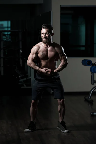 Stilig Ung Man Står Stark Gymmet Och Böjande Muskler Muskel — Stockfoto