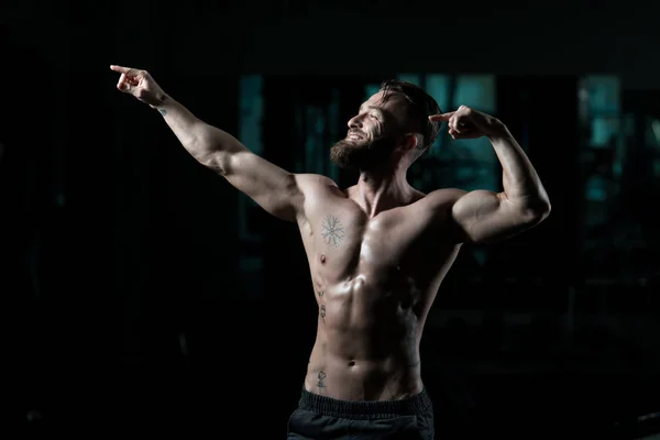 Junger Mann Steht Stark Fitnessstudio Und Beugt Muskeln Vor Muskulöser — Stockfoto
