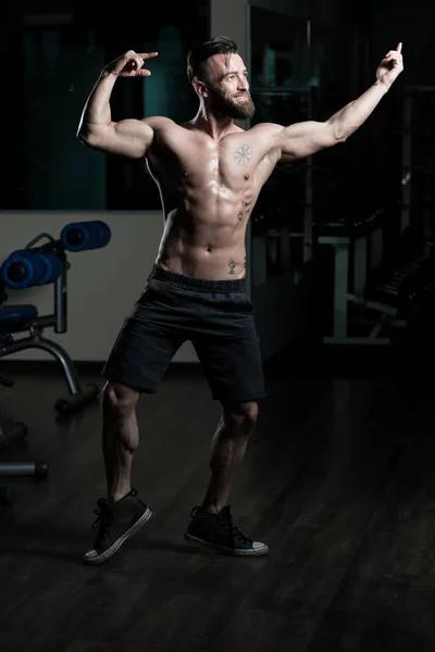 Retrato Jovem Fisicamente Apto Homem Mostrando Seu Corpo Bem Treinado — Fotografia de Stock