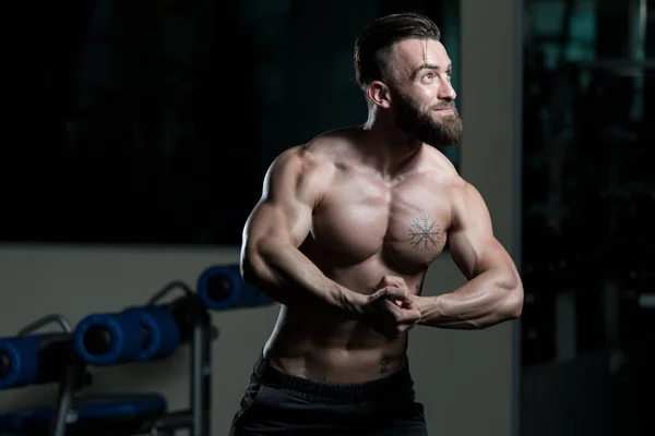 Jeune Homme Debout Fort Dans Gymnase Les Muscles Flexibles Musclé — Photo