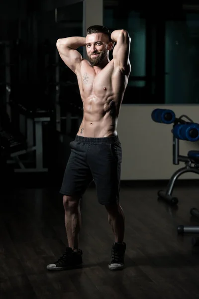 Portret Młodego Sprawnego Fizycznie Mężczyzny Pokazywanie Dobrze Wyszkolonego Ciała Muscular — Zdjęcie stockowe