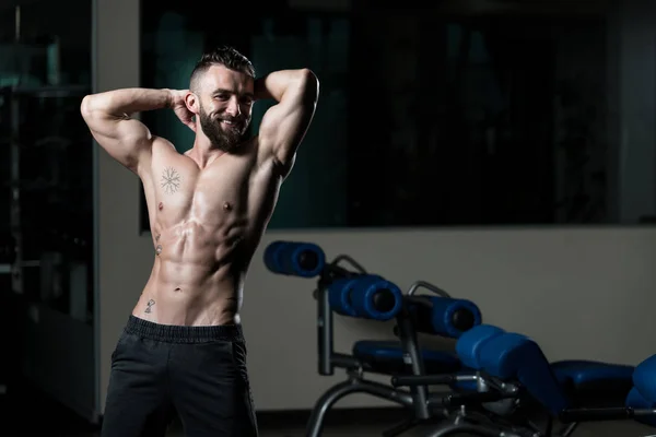 Eğitilmiş Vücudunu Gösteren Genç Bir Adamın Portresi Kaslı Atletik Vücut — Stok fotoğraf