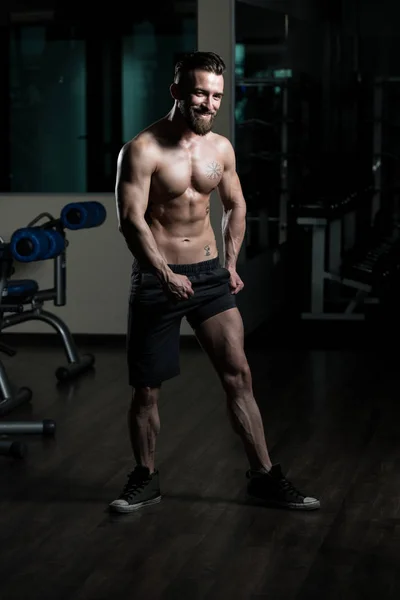 Jeune Homme Debout Fort Dans Gymnase Les Muscles Flexibles Musclé — Photo