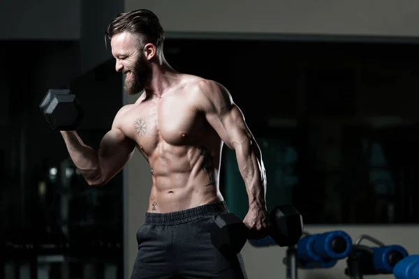 Hombre Ejercitando Bíceps Gimnasio Dumbbell Concentration Curls — Foto de Stock