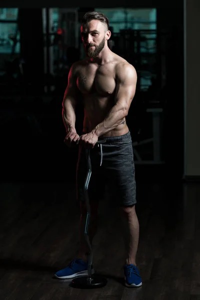 Bonito Homem Bonito Atraente Jovem Com Corpo Muscular Relaxante Ginásio — Fotografia de Stock