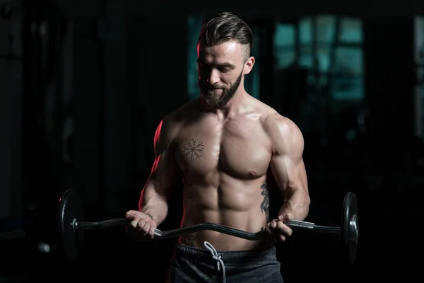 Muskulöser Mann Macht Krafttraining Für Den Bizeps Mit Langhantel Fitnessstudio — Stockfoto