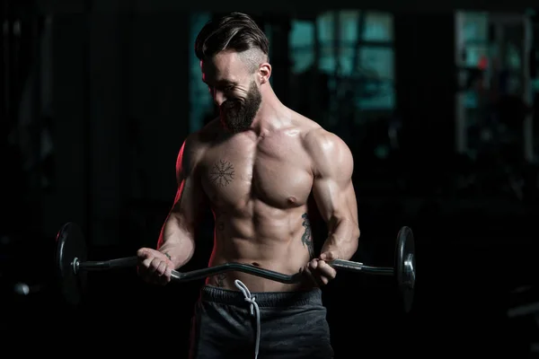 Muskulöser Mann Macht Krafttraining Für Den Bizeps Mit Langhantel Fitnessstudio — Stockfoto