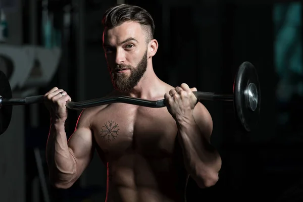 Gespierde Man Doet Zware Gewicht Oefening Voor Biceps Met Lange — Stockfoto