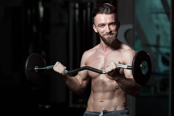 Atleta Gimnasio Realizando Rizos Bíceps Con Una Barra —  Fotos de Stock