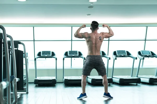 Jeune Homme Debout Fort Dans Gymnase Les Muscles Flexibles Musclé — Photo