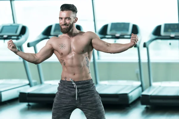 Beau Jeune Homme Debout Fort Dans Gymnase Les Muscles Flexibles — Photo