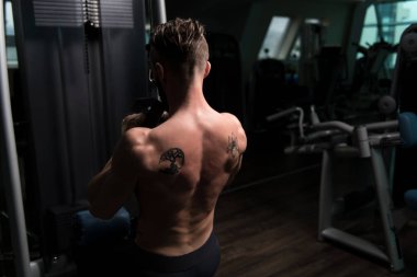 Makinanın Geri Dönüşü İçin Ağır Ağırlık Egzersizi Yapan Yakışıklı Sporcu