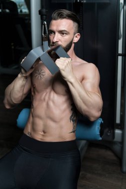 Makinanın Geri Dönüşü İçin Ağır Ağırlık Egzersizi Yapan Yakışıklı Sporcu