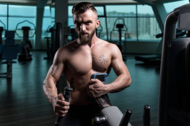 Yakışıklı Vücut Geliştirici Makineye Geri Dönmek İçin Ağır Ağırlık Egzersizi Yapıyor