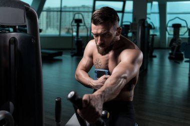 Makinanın Geri Dönüşü İçin Ağır Ağırlık Egzersizi Yapan Yakışıklı Sporcu