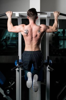 Fitness atlet yapıyor Ups - spor salonunda barfiks çekmek çekmek