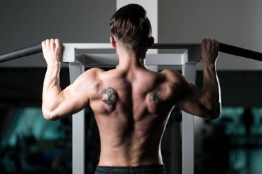 Fitness atlet yapıyor Ups - spor salonunda barfiks çekmek çekmek