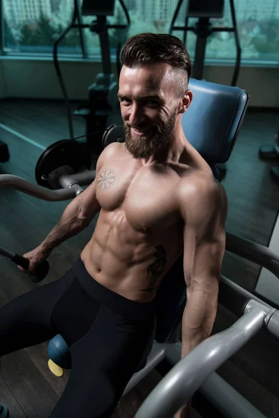 Muscular Jovem Fisiculturista Fazendo Exercício Peso Pesado Para Tríceps Máquina — Fotografia de Stock