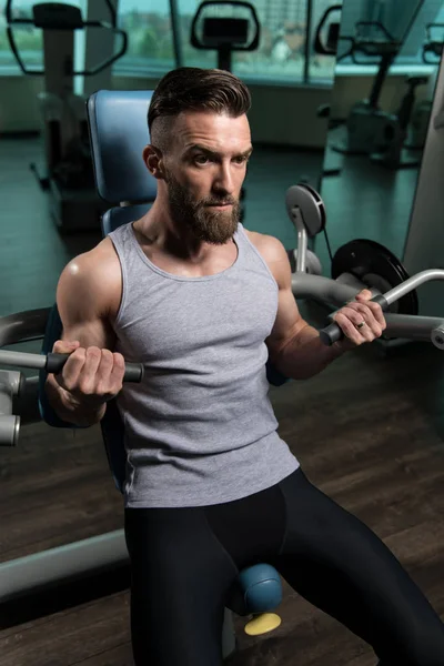 Man Sportschool Oefenen Zijn Biceps Machine Met Kabel Sportschool — Stockfoto