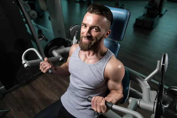 Svalová Fitness Kulturista Dělá Těžké Tělesné Cvičení Pro Biceps Stroji — Stock fotografie