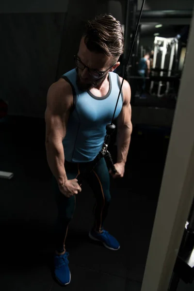 Muscular Jovem Fisiculturista Fazendo Exercício Peso Pesado Para Tríceps Máquina — Fotografia de Stock