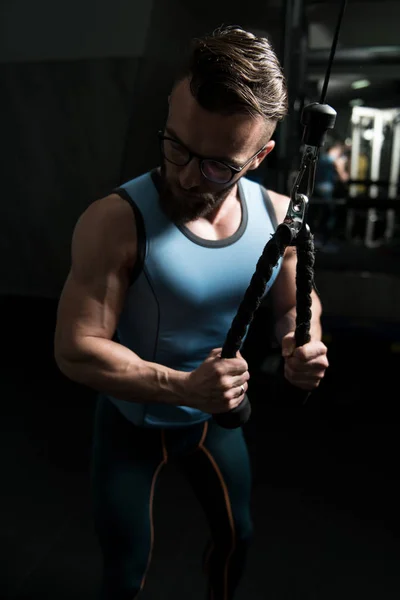 Mladý Svalnatý Fitness Kulturista Dělat Těžké Váze Cvičení Pro Triceps — Stock fotografie
