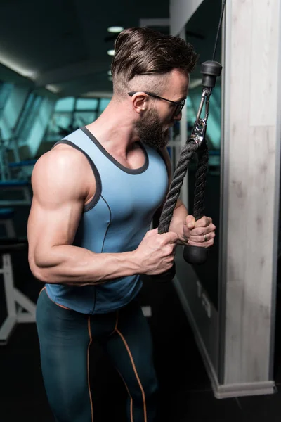 Mladý Svalnatý Fitness Kulturista Dělat Těžké Váze Cvičení Pro Triceps — Stock fotografie