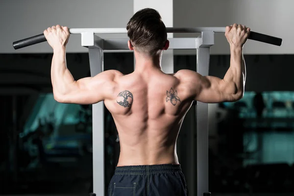 Fitness Atleet Doen Pull Ups Kin Ups Sportschool — Stockfoto