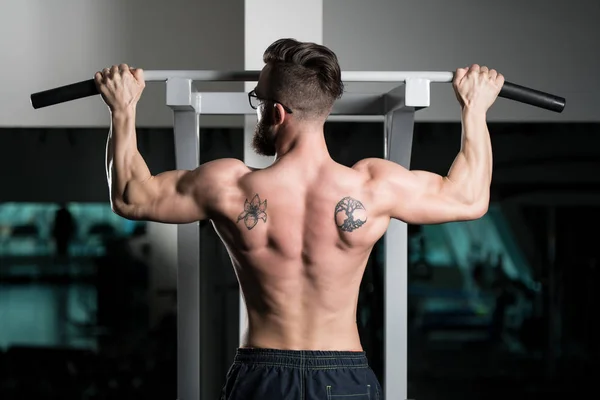 Handsome Bodybuilder Doing Heavy Weight Exercise Back Machine — Stock Photo, Image