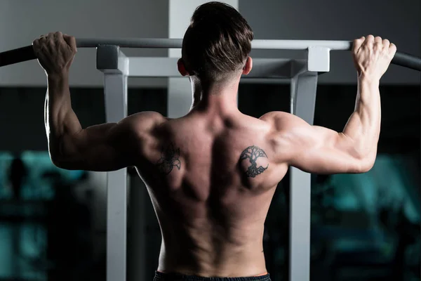 Handsome Bodybuilder Doing Heavy Weight Exercise Back Machine — Stock Photo, Image