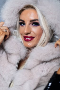 Sarışın kadın kıyafeti - genç taze ve sağlıklı beyaz kadın modeli giymiş beyaz arka plan üzerinde izole