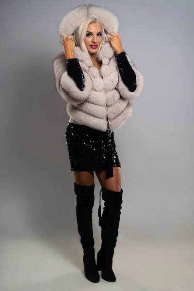 Porträtt Blondin Kaukasiska Mode Kvinna Över Isolerade Vit Bakgrund — Stockfoto