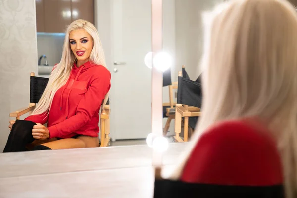 Bela Jovem Mulher Olhando Para Ela Reflexão Vestido Quarto Espelho — Fotografia de Stock