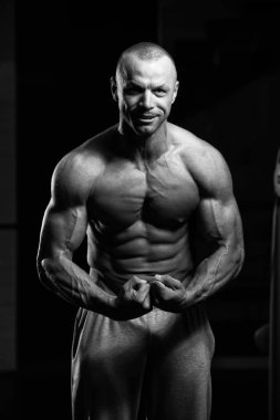 Spor Salonunda Güçlü Duran Genç Adam - Kas Atletik Vücut Geliştirici Spor Sonrası Spor Pozisyonu