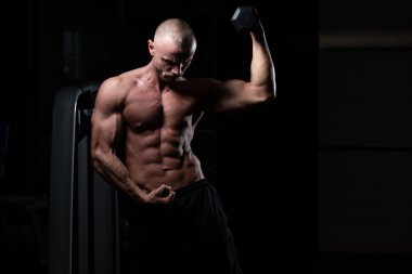 Spor salonunda bikini çalışan adam - Aptal konsantrasyon kıvrımları